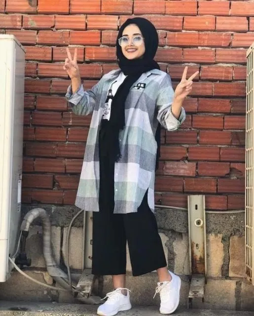 8 Kemeja Longgar Favorit Para Hijaber Buat Segala Acara. Manis, Meski Motifnya Biasa! 9