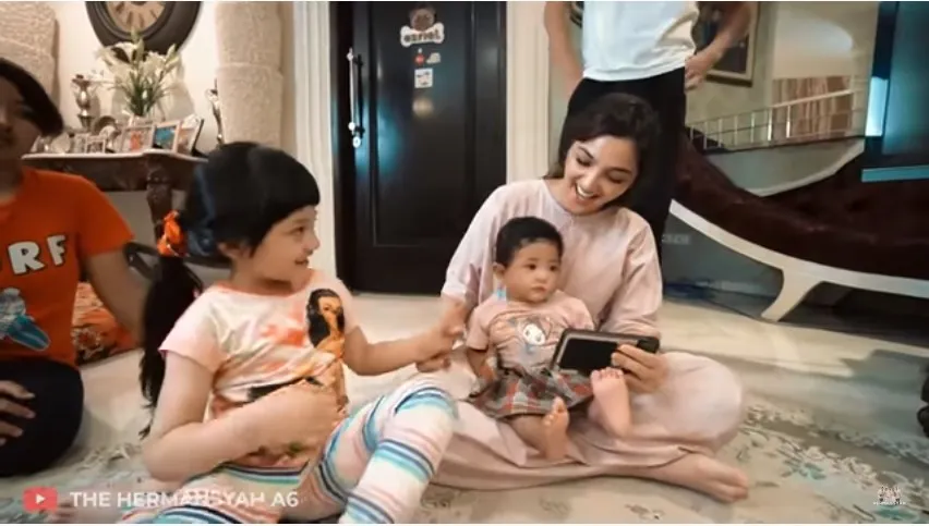 Angkat Anak ART Mereka Jadi Anggota Baru The Hermansyah, Anang-Ashanty Gelar Syukuran 4