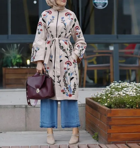 9 Tunik Motif Bunga yang Bisa Upgrade Penampilanmu Sebagai Hijabers. Dijamin Unik! 11