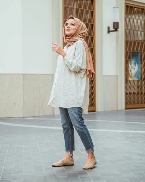8 Kemeja Longgar Favorit Para Hijaber Buat Segala Acara. Manis, Meski Motifnya Biasa! 16
