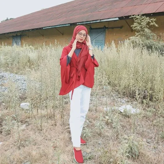8 Kombinasi Manis Celana Putih dengan Berbagai Atasan Buat Hijabers. Unik dan Cantik! 16