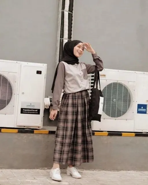 Bermodal Rok Longgar dan Sneakers, 9 Hijabers Ini Bisa Tampil Selow Tapi Elegan. Lucu! 16