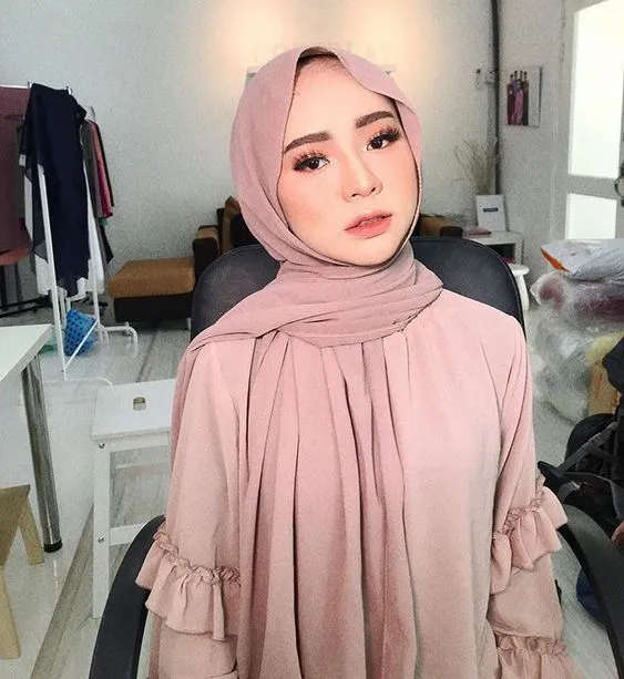 Cara Berhijab dari 9 Negara di Dunia Ini Harus Kamu Tahu. Santun dan Cantik Semua! 12