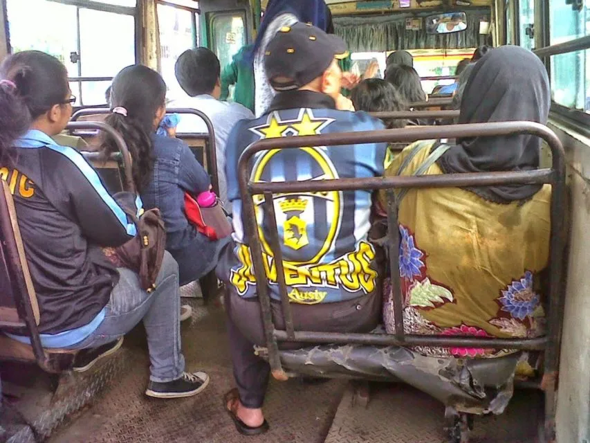 Rasanya Jadi Bucin Zaman Dulu, Titip Pesan Cinta Lewat Kursi di Angkot. Perjuangan Banget! :D 6