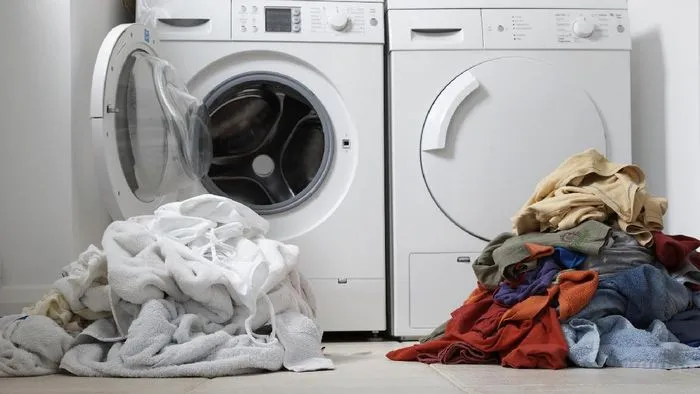 4 Alasan Orang Selalu Terlihat Pakai Baju yang Itu-Itu Aja. Bukan Berarti Dia Cuma Punya Satu, Ya! 4