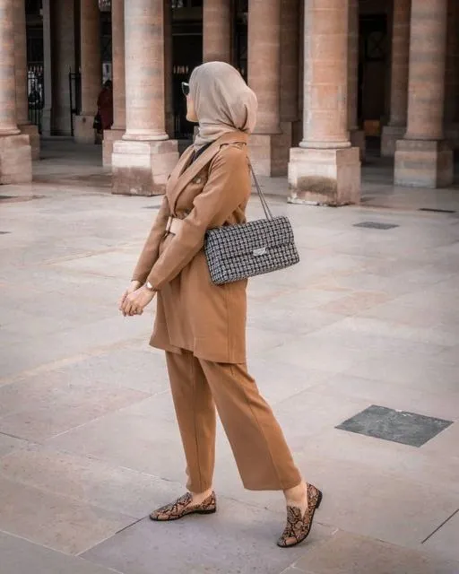 Patut Dicontoh, Ini 8 Ide Memadukan Tas Selempang Ala Hijabers Buat Jalan Sampai Ngantor! 14