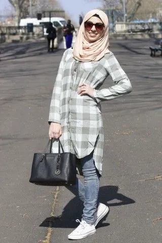 8 Kemeja Longgar Favorit Para Hijaber Buat Segala Acara. Manis, Meski Motifnya Biasa! 13