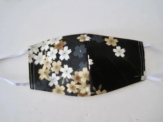 9 Motif Masker Bertema Hitam-Putih yang Cocok Buatmu Penyuka Gaya Simpel. Lucu! 10