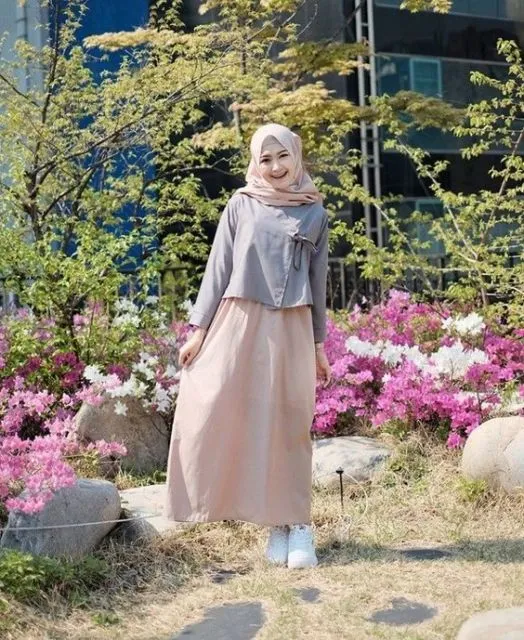Bermodal Rok Longgar dan Sneakers, 9 Hijabers Ini Bisa Tampil Selow Tapi Elegan. Lucu! 17