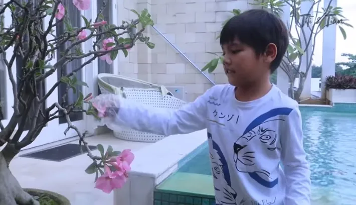 Cara Unik Christian Sugiono Kenalkan Sains ke Anak dengan Mikroskop. Sampai Beli Meteorit Asli! 5