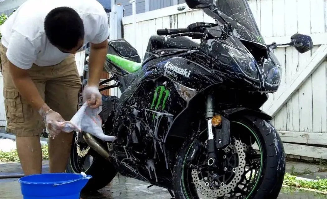 Tips Cuci Motor Sendiri yang Benar & Bikin Kinclong 16