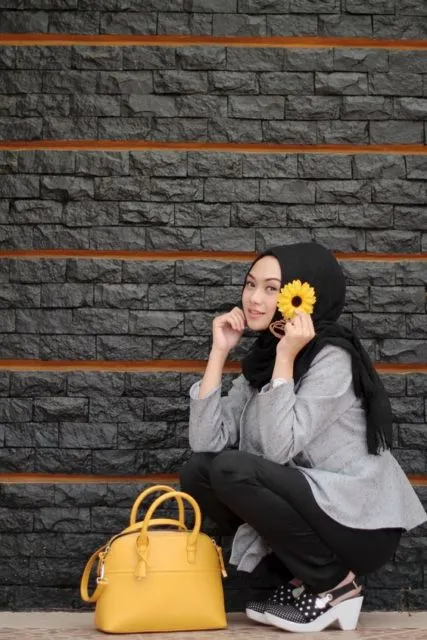 Patut Dicontoh, Ini 8 Ide Memadukan Tas Selempang Ala Hijabers Buat Jalan Sampai Ngantor! 12
