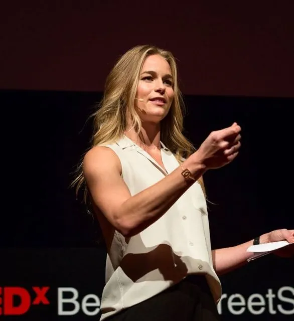 Mengenal Dr. Daisy Robinton; Sosok Model Bergelar PhD yang Teorinya Ubah Pengobatan Modern! 19