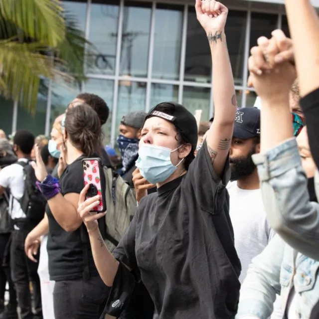 Dukung Gerakan #BlackLivesMatter, ini 10 Artis Hollywood yang Turut Aksi dan Turun ke Jalan 11