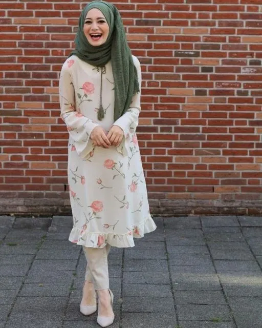 9 Tunik Motif Bunga yang Bisa Upgrade Penampilanmu Sebagai Hijabers. Dijamin Unik! 15