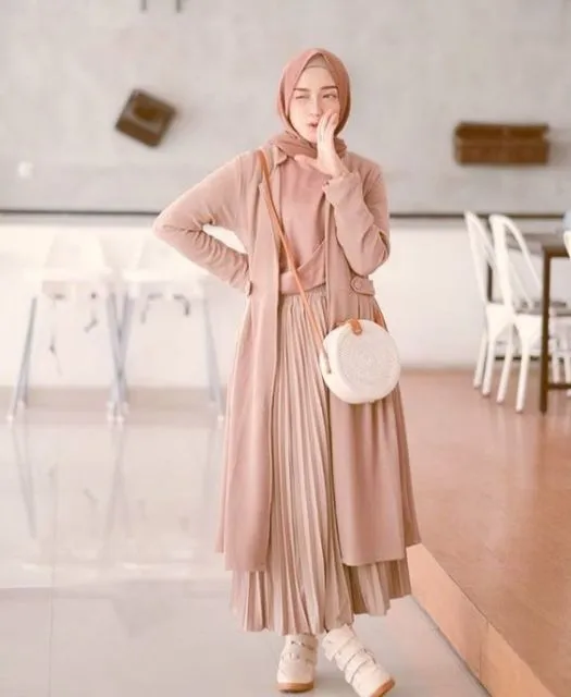 Bermodal Rok Longgar dan Sneakers, 9 Hijabers Ini Bisa Tampil Selow Tapi Elegan. Lucu! 10
