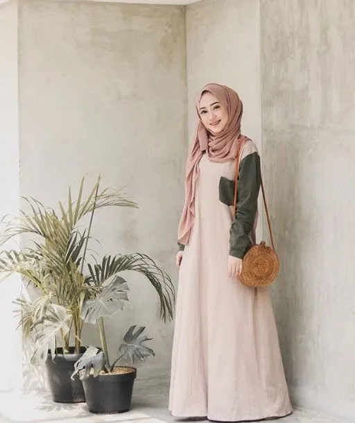 Patut Dicontoh, Ini 8 Ide Memadukan Tas Selempang Ala Hijabers Buat Jalan Sampai Ngantor! 10