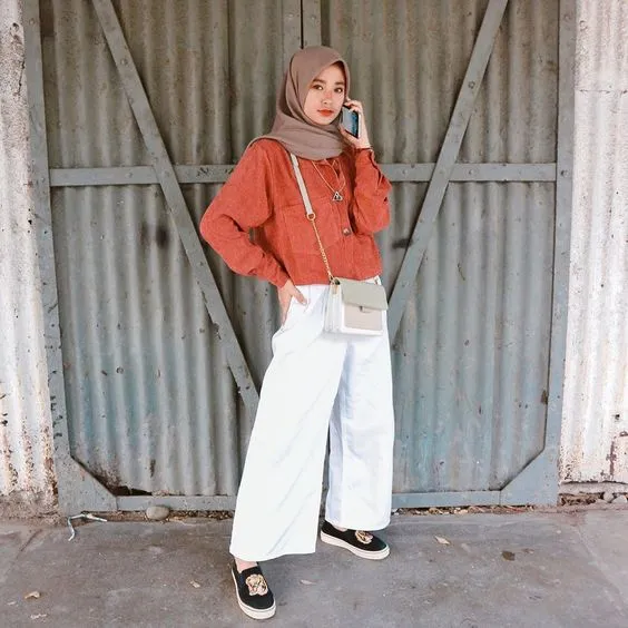 8 Kombinasi Manis Celana Putih dengan Berbagai Atasan Buat Hijabers. Unik dan Cantik! 12