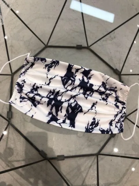 9 Motif Masker Bertema Hitam-Putih yang Cocok Buatmu Penyuka Gaya Simpel. Lucu! 15
