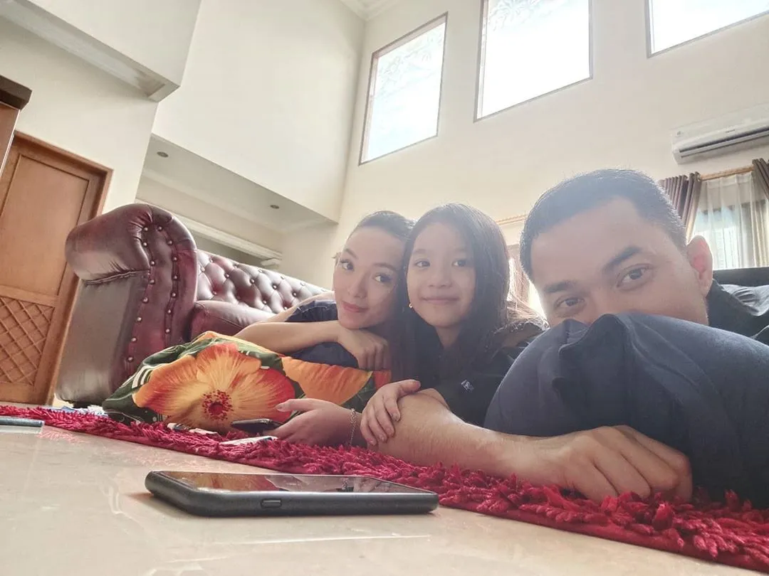 Sempat Jadi Pertanyaan Warganet, Begini Kedekatan Zaskia Gotik dengan Putri Sambungnya 4
