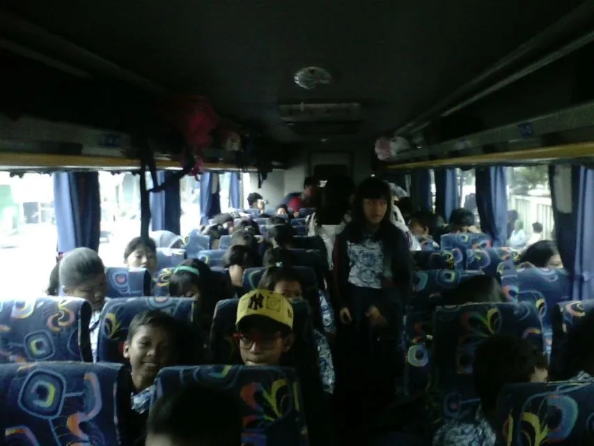 Inilah 4 Tipe Anak Sekolahan Dilihat dari Posisi Duduknya di Bus Saat Perjalanan Study Tour 5