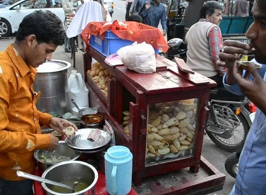 Penjual Jajanan Kaki Lima di India yang Lekat dengan Stigma Jorok. Memang Beneran Begitu, ya? 8