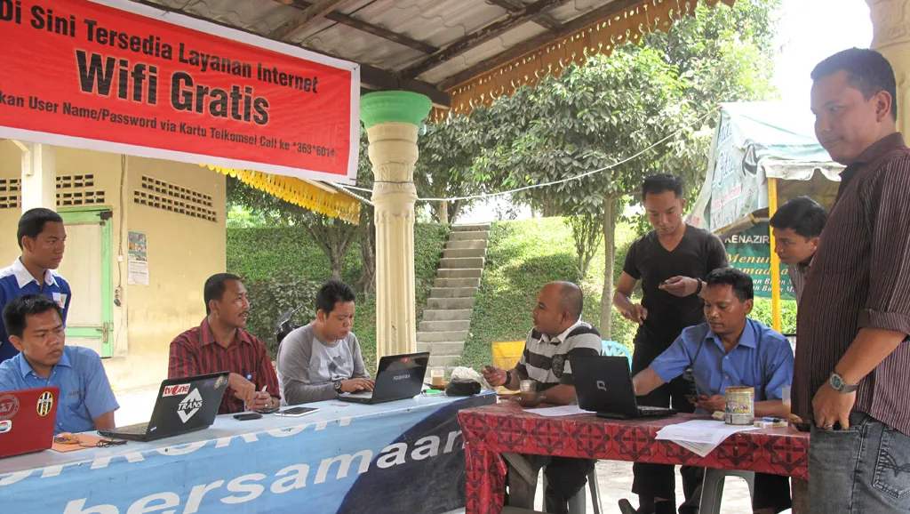 11 Kelakuan Kocak Orang Manfaatkan Wi-Fi di Masjid. Pakai Boleh, tapi Nggak Gitu juga Kali! :( 22