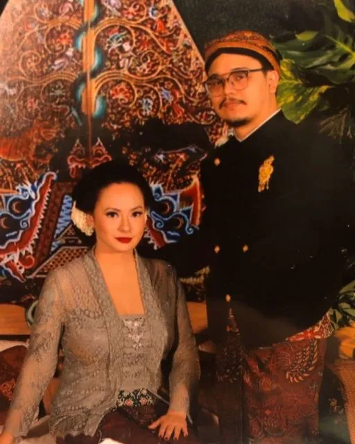 10 Artis Cowok yang Punya Istri Lebih Tua. Pernikahannya Tetap Bahagia! 12
