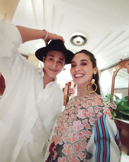 10 Artis Cowok yang Punya Istri Lebih Tua. Pernikahannya Tetap Bahagia! 13