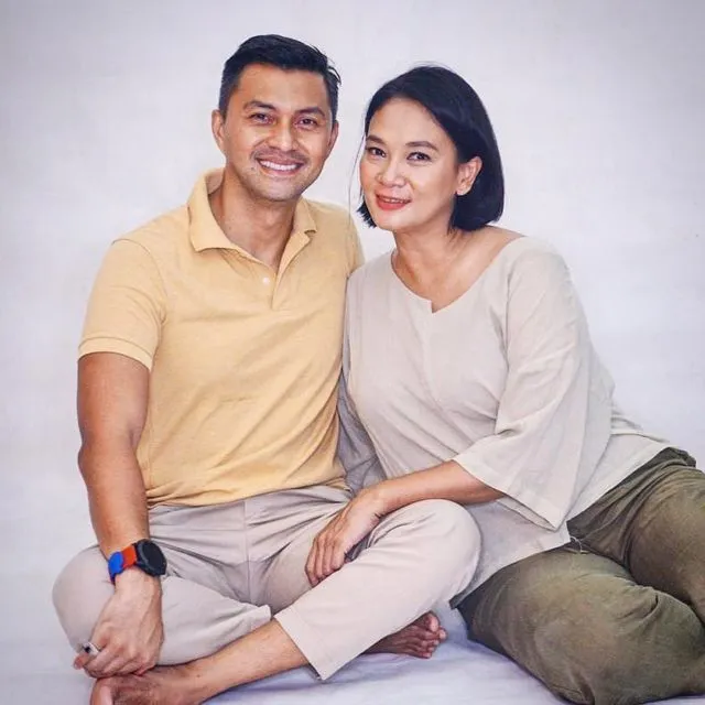 10 Artis Cowok yang Punya Istri Lebih Tua. Pernikahannya Tetap Bahagia! 15