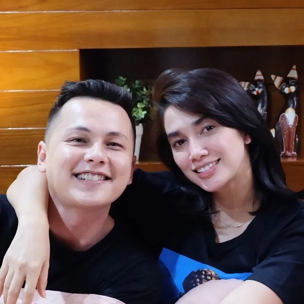 10 Artis Cowok yang Punya Istri Lebih Tua. Pernikahannya Tetap Bahagia! 16