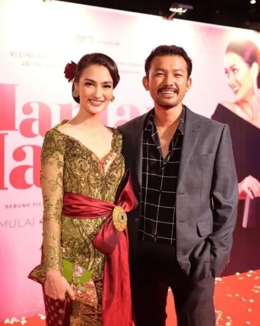 10 Artis Cowok yang Punya Istri Lebih Tua. Pernikahannya Tetap Bahagia! 17