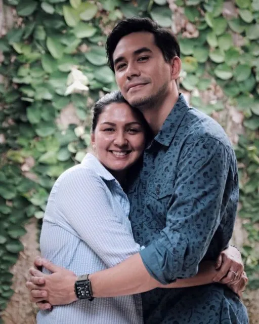 10 Artis Cowok yang Punya Istri Lebih Tua. Pernikahannya Tetap Bahagia! 18