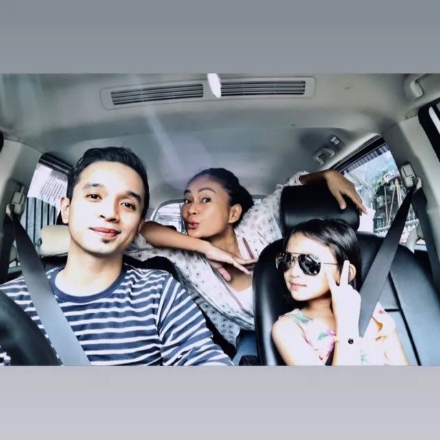 10 Artis Cowok yang Punya Istri Lebih Tua. Pernikahannya Tetap Bahagia! 19
