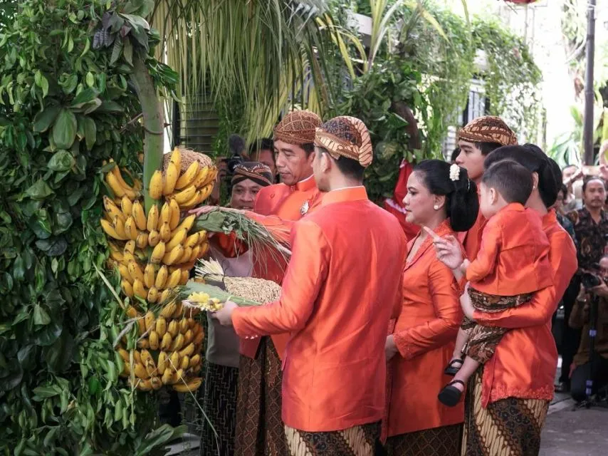 Makna Sakral Tuwuhan di Pernikahan Adat Jawa. Ternyata Lebih dari Sekadar Dekorasi lo! 8