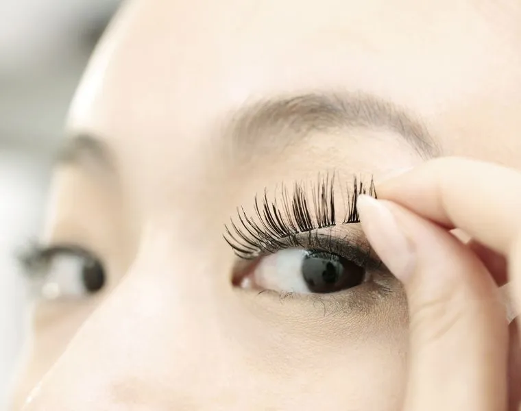 Meski Sedang Tren, Ini 5 Produk Makeup yang Harus Dihindari Biar Kamu Nggak Terlihat Tua! 6