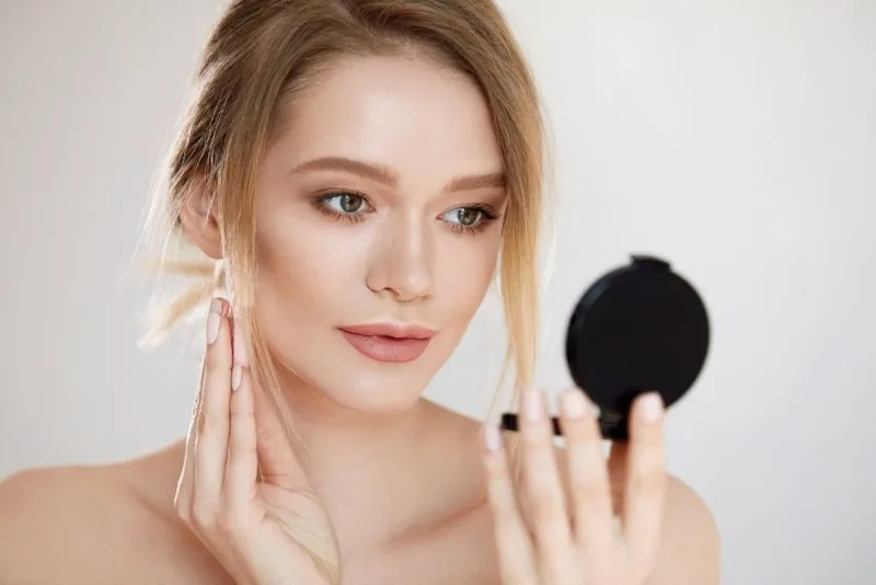 Meski Sedang Tren, Ini 5 Produk Makeup yang Harus Dihindari Biar Kamu Nggak Terlihat Tua! 9