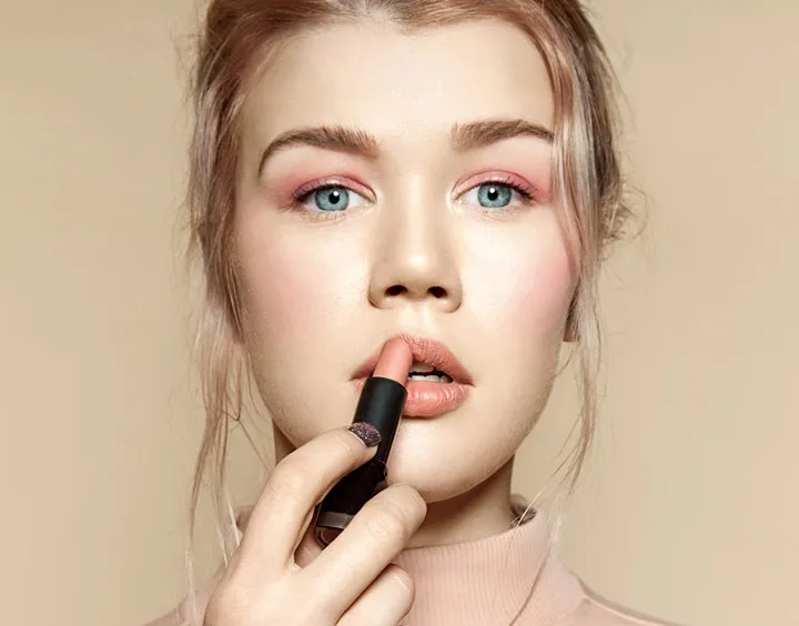 Meski Sedang Tren, Ini 5 Produk Makeup yang Harus Dihindari Biar Kamu Nggak Terlihat Tua! 10