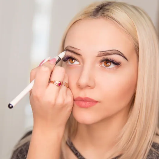 Meski Sedang Tren, Ini 5 Produk Makeup yang Harus Dihindari Biar Kamu Nggak Terlihat Tua! 7