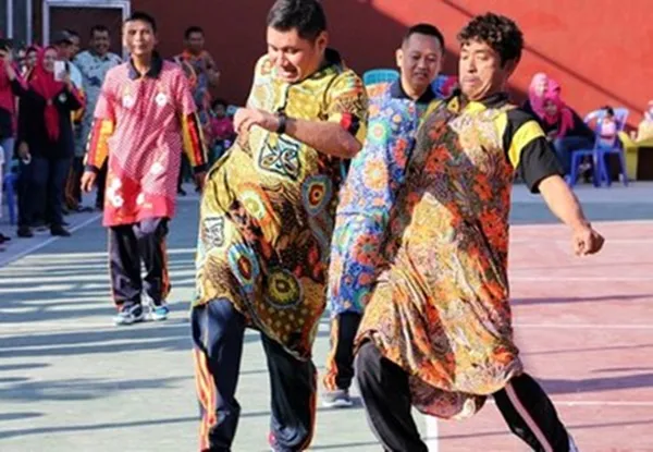 5 Momen Kocak Bapak-Bapak Main Bola Pakai Daster. Lomba Agustusan yang Paling Ditunggu nih! 9