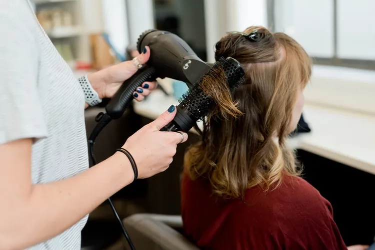 Alasan Ilmiah di Balik Kebiasaan Cewek Potong Rambut Setelah Patah Hati. Emang Kenapa Sih? 5