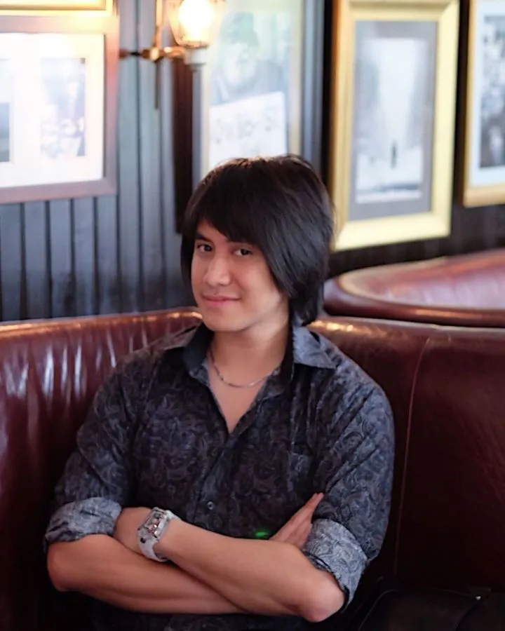 Udah Jadi Ciri Khas, 9 Sosok ini Punya Model Rambut yang Selalu Sama. Konsisten Banget! 10