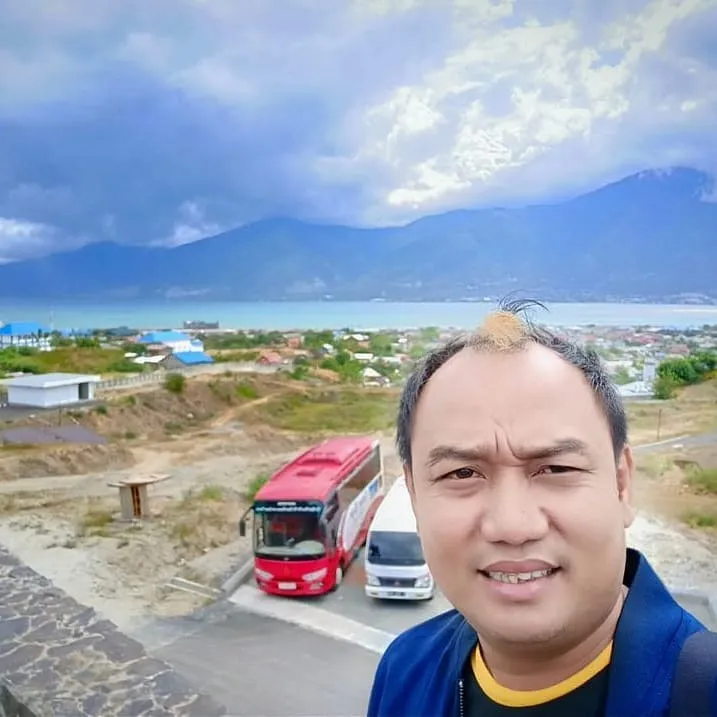 Udah Jadi Ciri Khas, 9 Sosok ini Punya Model Rambut yang Selalu Sama. Konsisten Banget! 17
