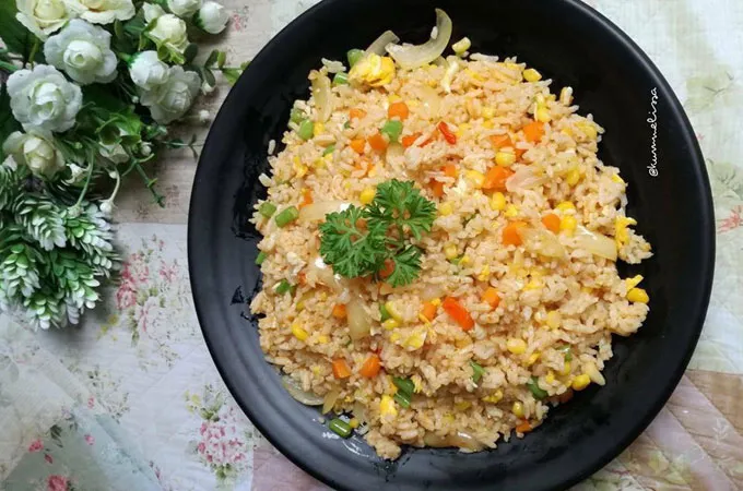 8 Resep Nasi Goreng ala Tek Tek Sampai Solaria yang Nggak Mustahil Dimasak Sendiri di Dapurmu 13