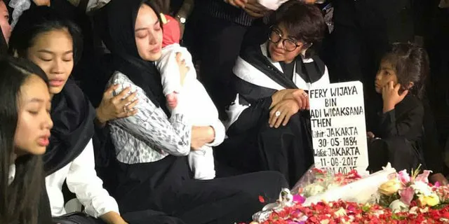 Pertama Kali, Ririn Ekawati Akhirnya Ajak sang Putri ke Makam Ayahnya. Nangis Nggak Mau Pulang 7