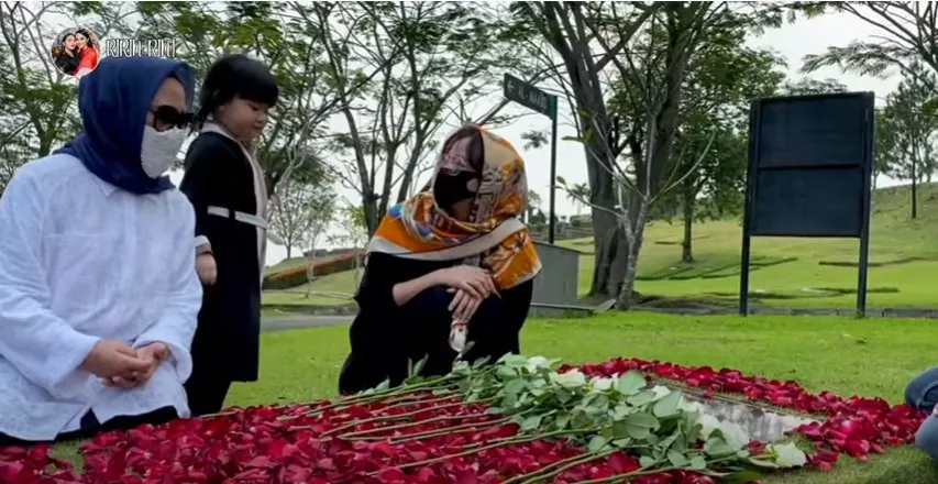 Pertama Kali, Ririn Ekawati Akhirnya Ajak sang Putri ke Makam Ayahnya. Nangis Nggak Mau Pulang 5