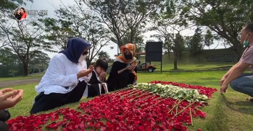 Pertama Kali, Ririn Ekawati Akhirnya Ajak sang Putri ke Makam Ayahnya. Nangis Nggak Mau Pulang 6