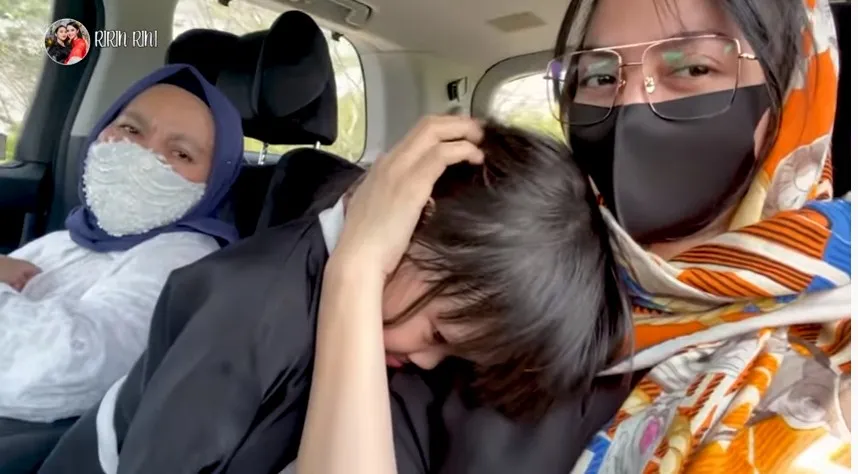 Pertama Kali, Ririn Ekawati Akhirnya Ajak sang Putri ke Makam Ayahnya. Nangis Nggak Mau Pulang 8