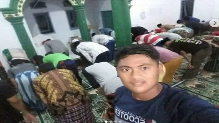 11 Kelakuan Kocak Orang Manfaatkan Wi-Fi di Masjid. Pakai Boleh, tapi Nggak Gitu juga Kali! :( 15