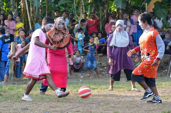 5 Momen Kocak Bapak-Bapak Main Bola Pakai Daster. Lomba Agustusan yang Paling Ditunggu nih! 8